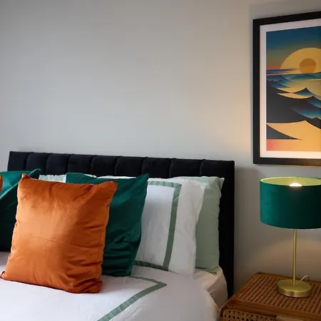 Luxe Home, Long Savings, Central, Parking Holiday home *