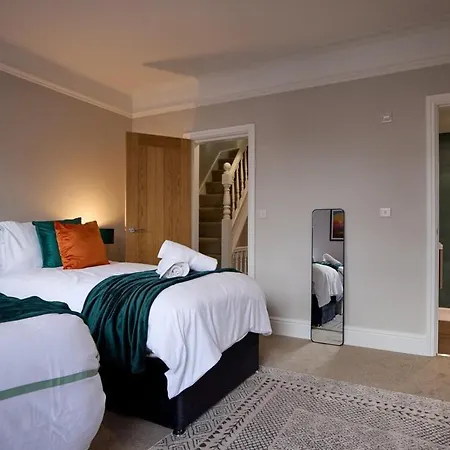 Luxe Home, Long Savings, Central, Parking