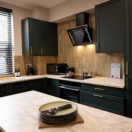 Luxe Home, Long Savings, Central, Parking Holiday home