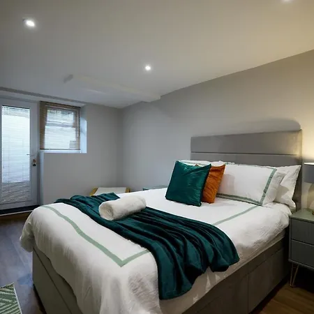 Luxe Home, Long Savings, Central, Parking بيت للعطل ليدز