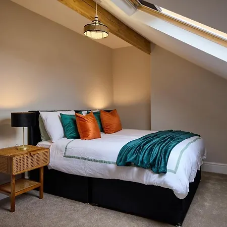 Luxe Home, Long Savings, Central, Parking Holiday home