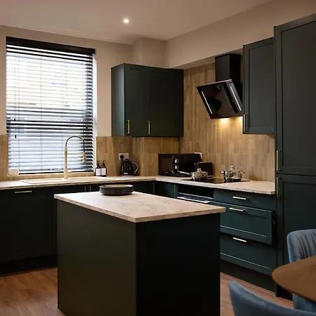 Luxe Home, Long Savings, Central, Parking Holiday home
