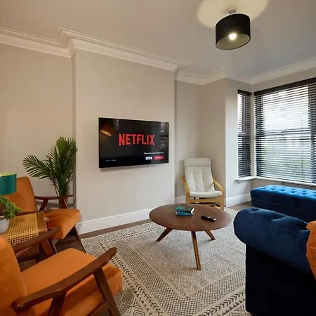 Luxe Home, Long Savings, Central, Parking Holiday home