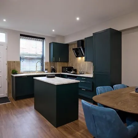Luxe Home, Long Savings, Central, Parking Holiday home *