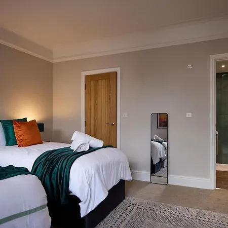 Luxe Home, Long Savings, Central, Parking Leeds (West Yorkshire)