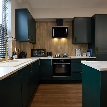 Luxe Home, Long Savings, Central, Parking * Leeds (West Yorkshire)