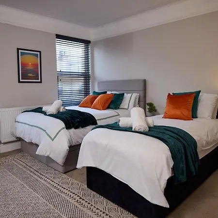 Luxe Home, Long Savings, Central, Parking Holiday home
