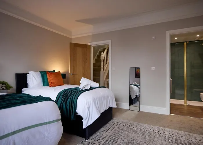 Luxe Home, Long Savings, Central, Parking