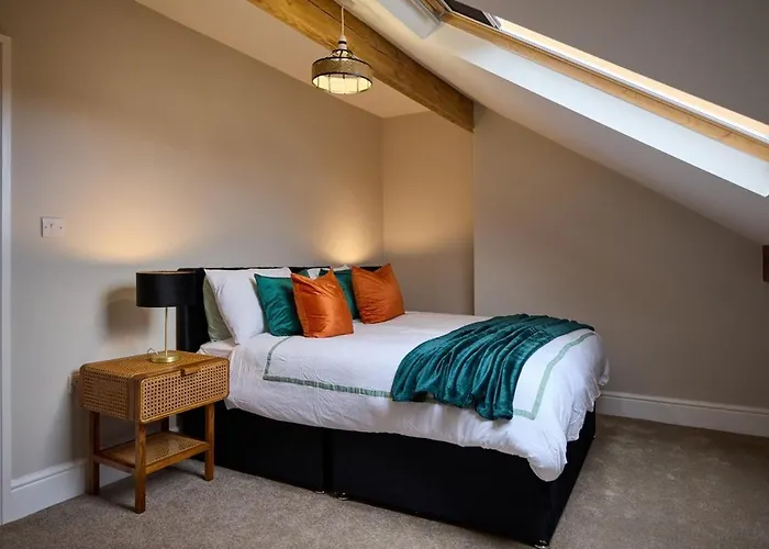 Luxe Home, Long Savings, Central, Parking Holiday home