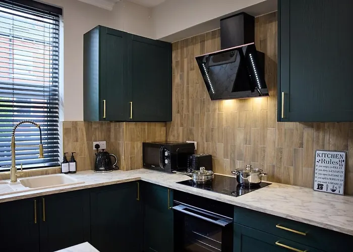 Luxe Home, Long Savings, Central, Parking