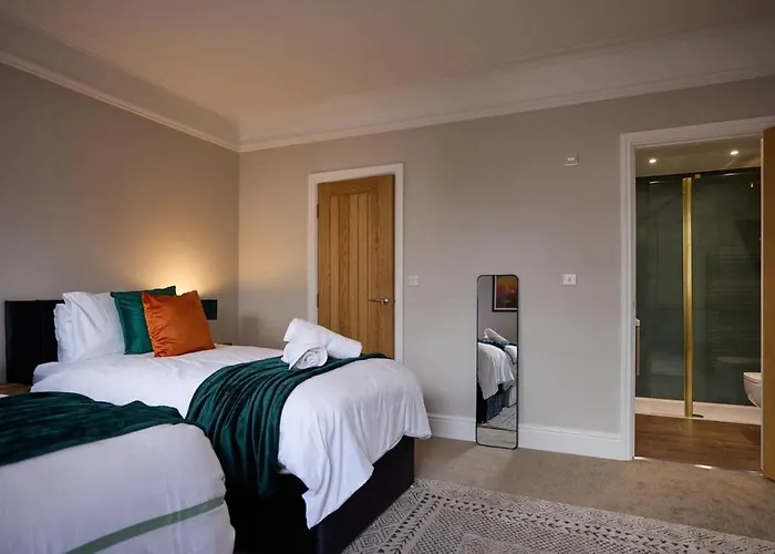 Luxe Home, Long Savings, Central, Parking Leeds (West Yorkshire)