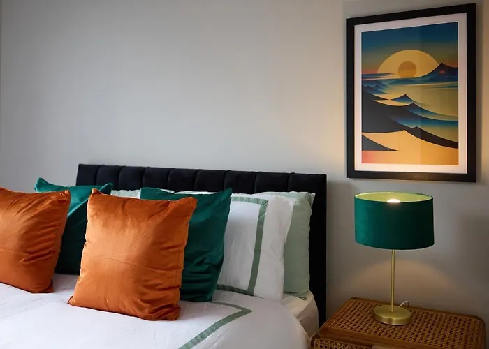 Luxe Home, Long Savings, Central, Parking Holiday home *