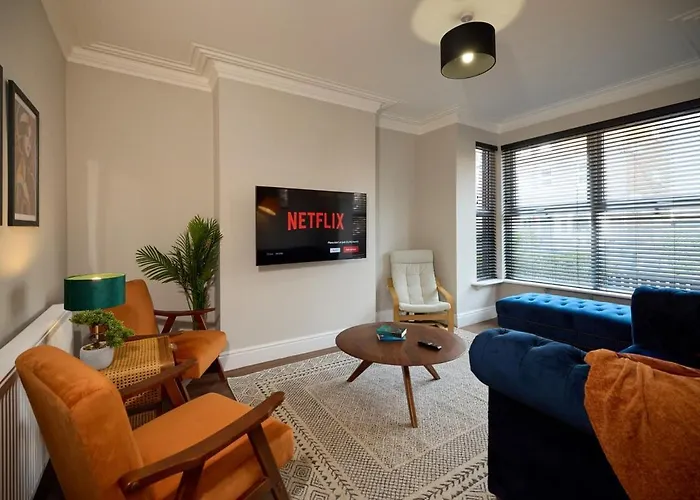 Luxe Home, Long Savings, Central, Parking Holiday home