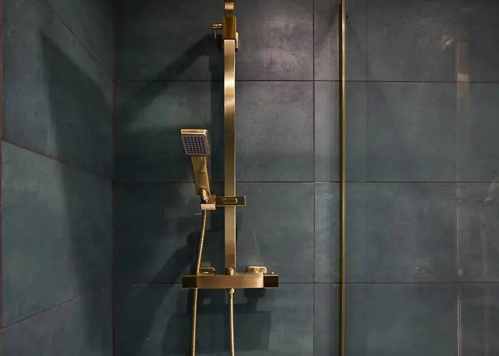 Luxe Home, Long Savings, Central, Parking * Leeds (West Yorkshire)